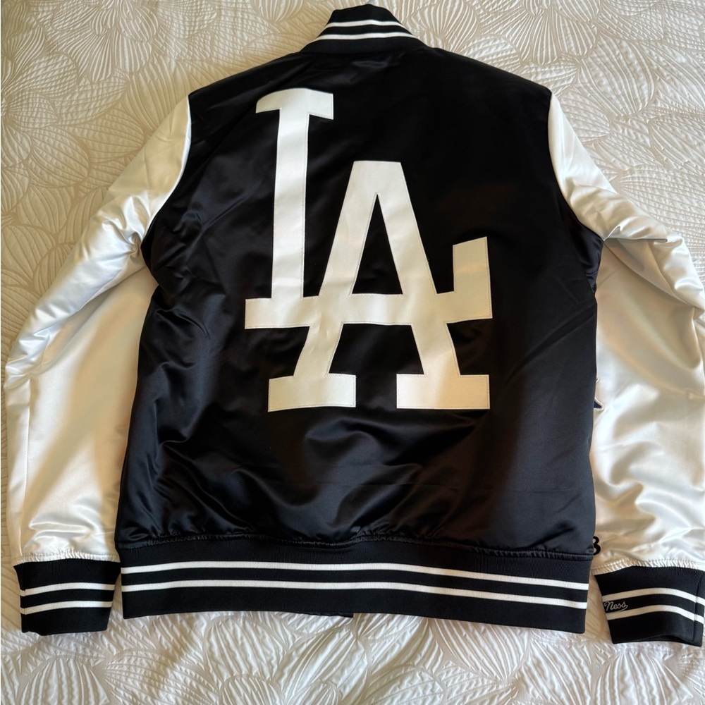 Mitchell & Ness Men’s Varsity Dodgers Jacket - Picture 4 of 11